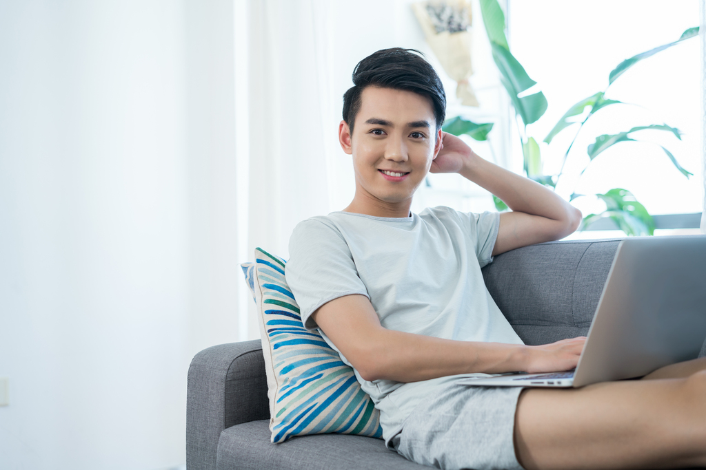 一个年轻男孩的休闲生活图片
