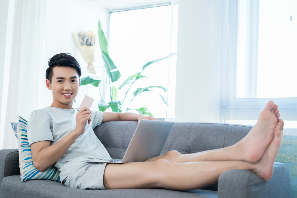 一个年轻男孩的休闲生活图片