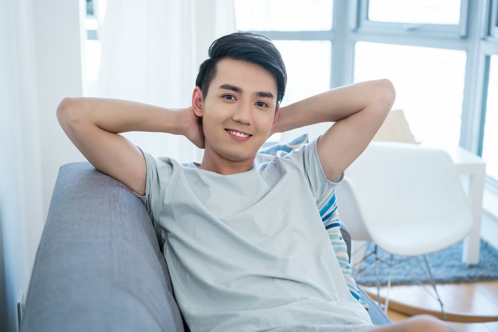 一个年轻男孩的休闲生活图片