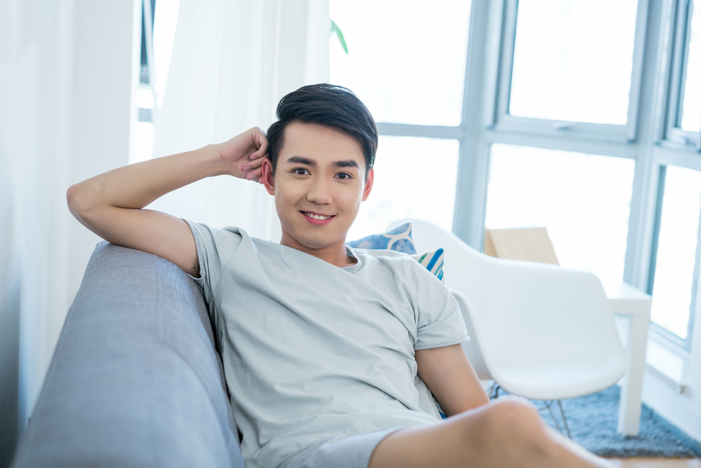 一个年轻男孩的休闲生活图片