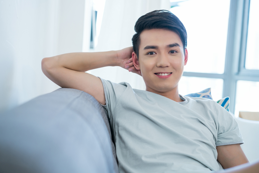 一个年轻男孩的休闲生活图片