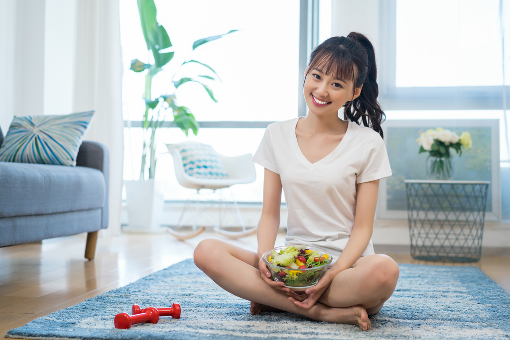 一个年轻女孩的休闲生活图片