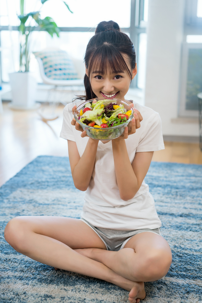 一个年轻女孩的休闲生活图片