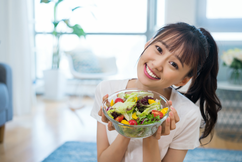 一个年轻女孩的休闲生活图片