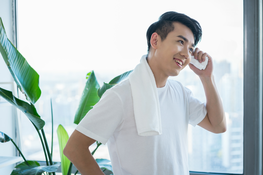 一个年轻男孩的休闲生活图片