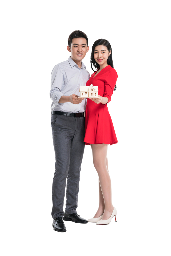 年轻情侣手拿模型
