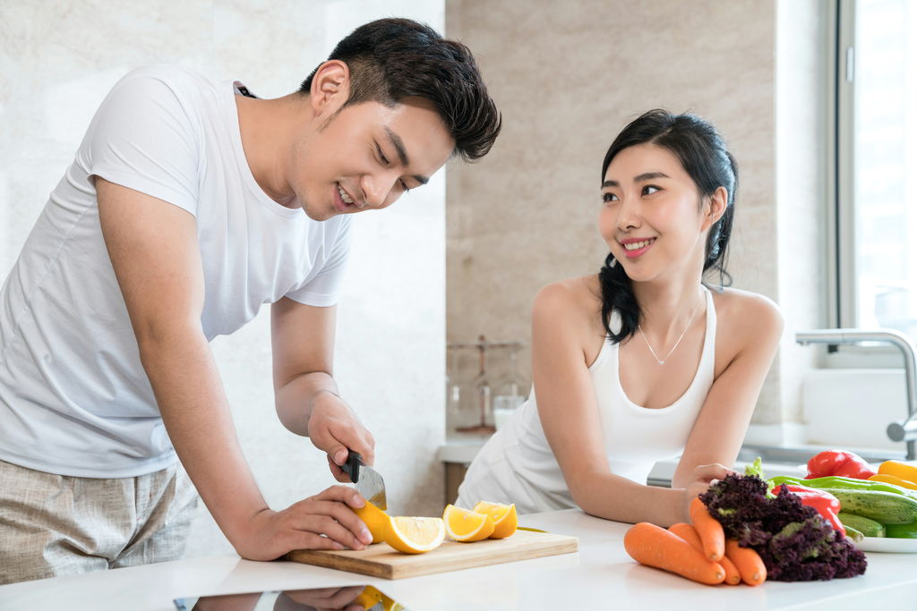 年轻情侣在厨房做饭