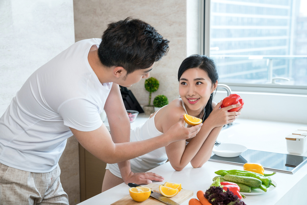 年轻情侣在厨房做饭图片