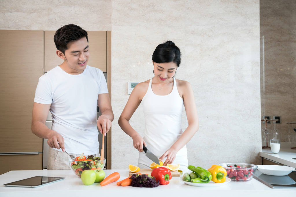 年轻情侣在厨房做饭图片