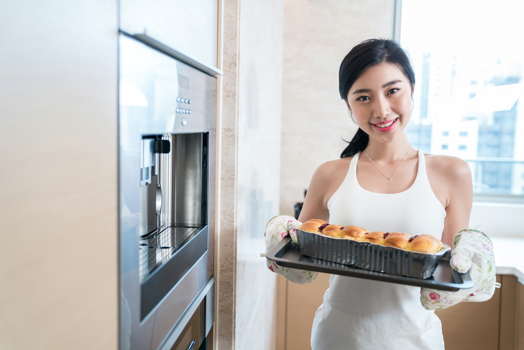 年轻女子在厨房烤面包