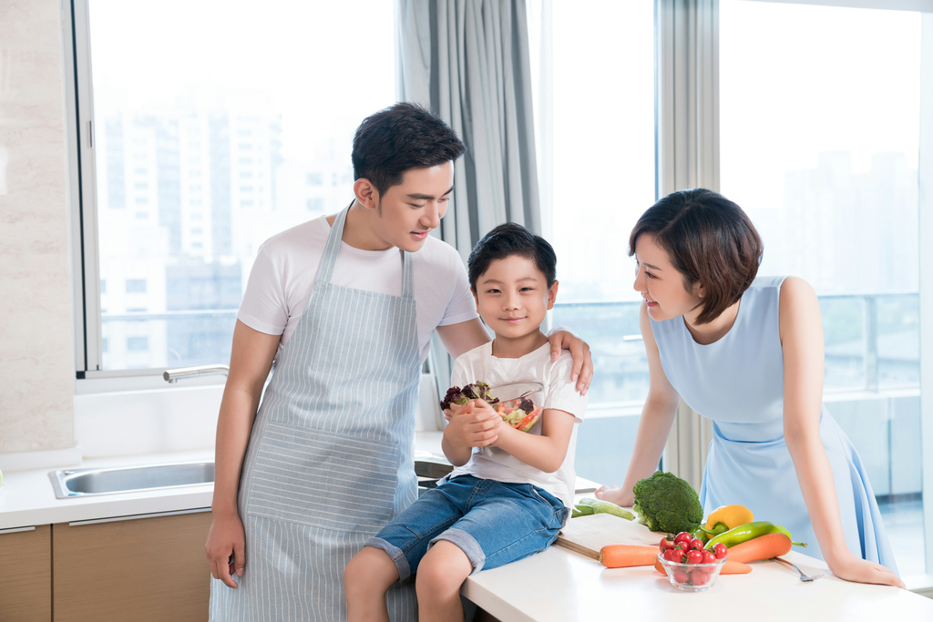 欢乐的一家三口在厨房做饭图片