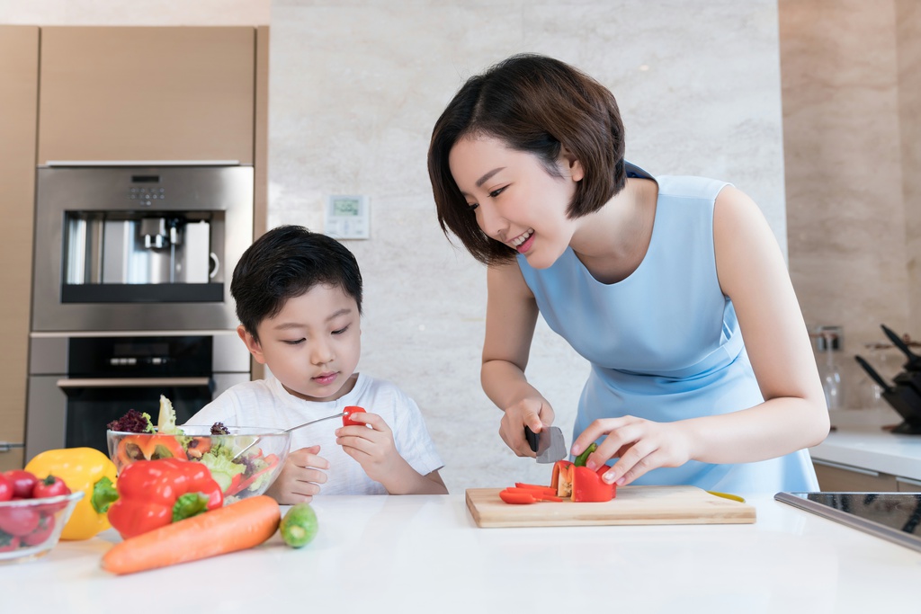 快乐的母子在厨房做饭图片