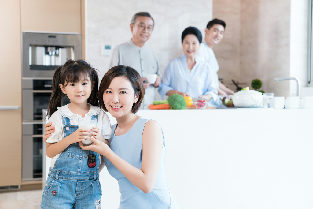 快乐的一家人在厨房图片