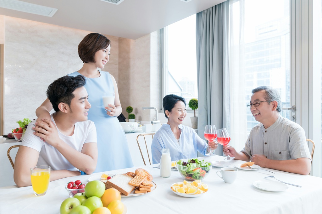 快乐的一家人在厨房吃早餐图片