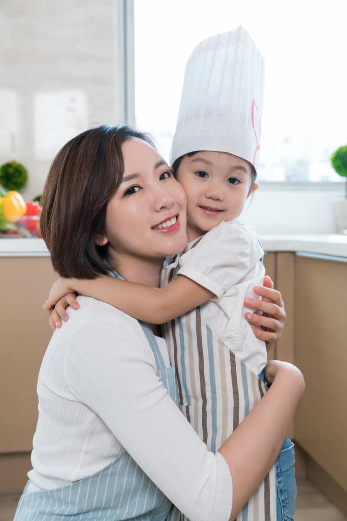 母女二人在厨房图片