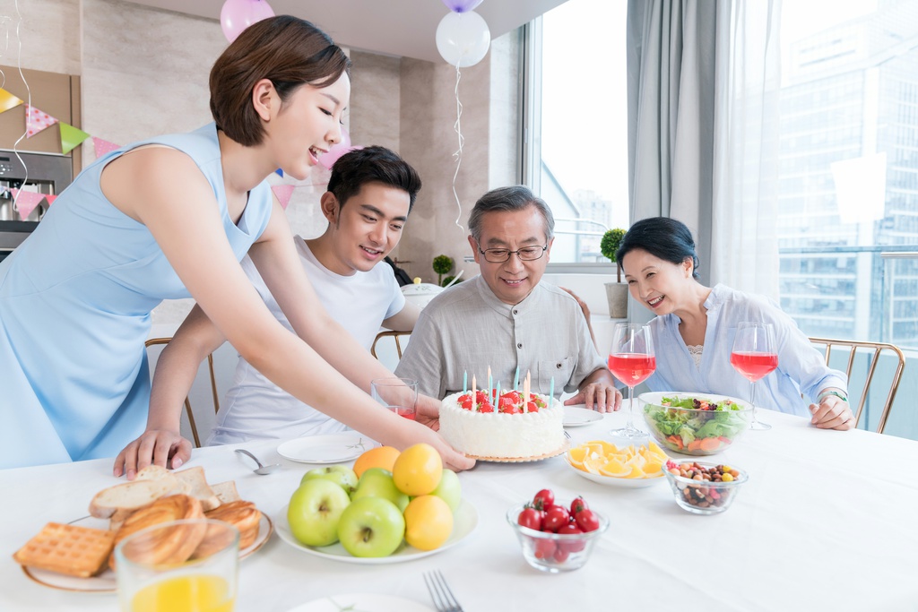 快乐的一家人在厨房聚会庆祝