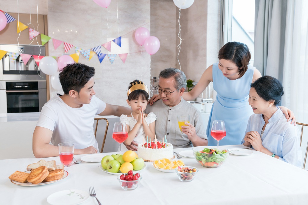 快乐的一家人在厨房聚会庆祝图片