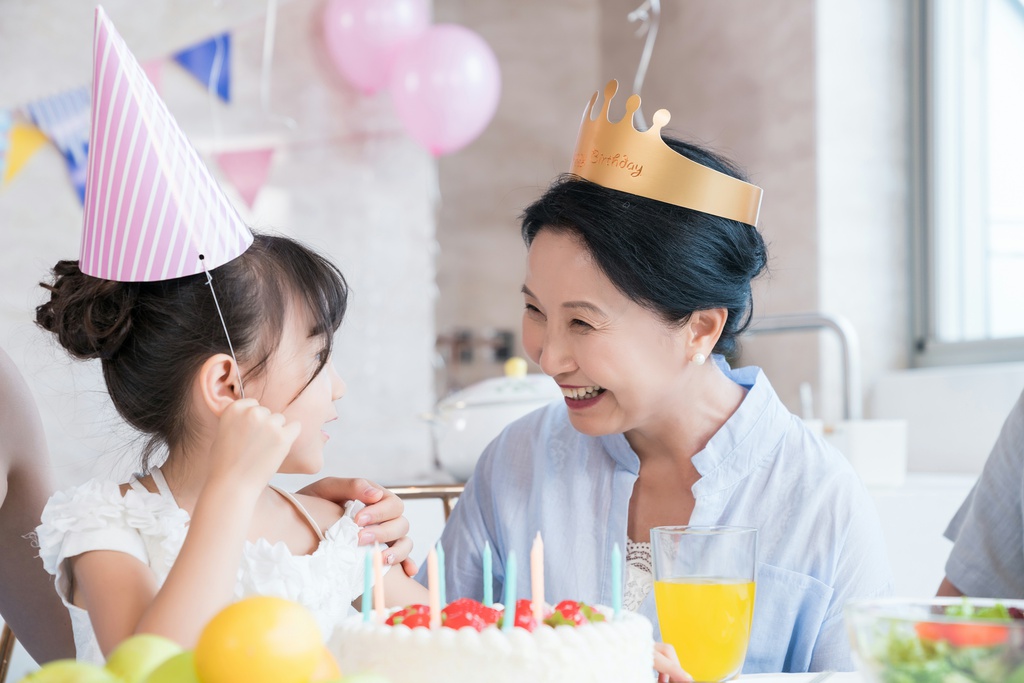 祖母给孙女庆祝生日图片