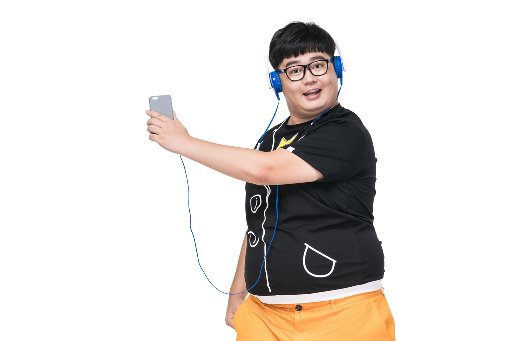 听音乐的肥胖青年男子