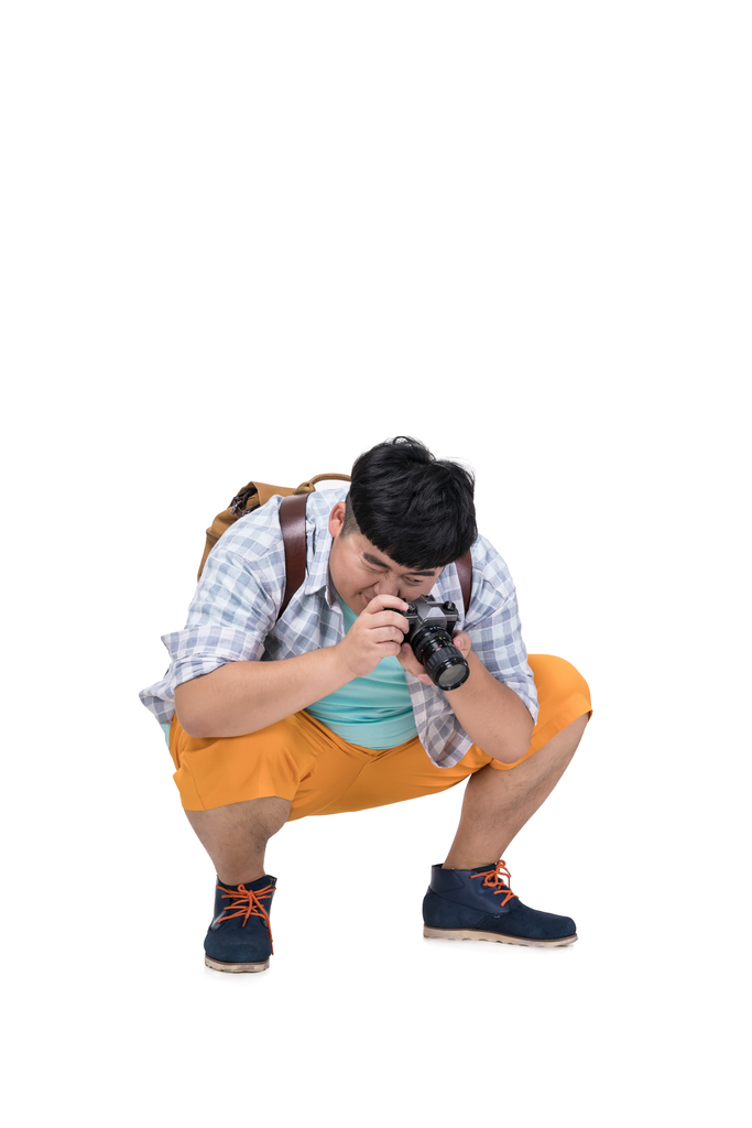 肥胖青年男子在拍照图片