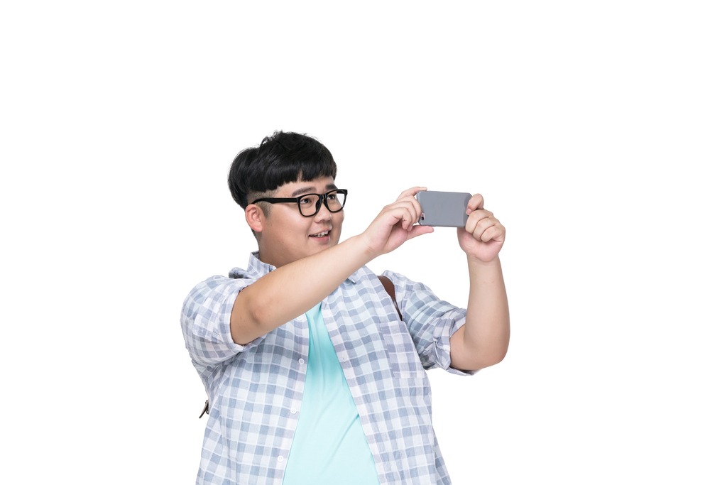 肥胖青年男子在拍照图片