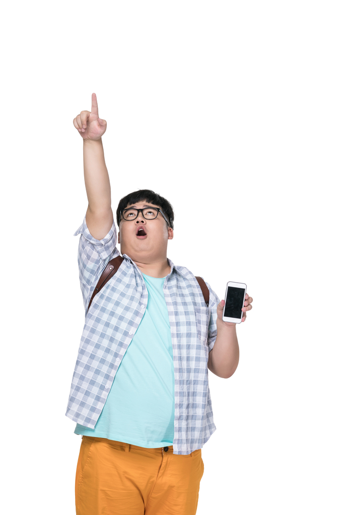 肥胖青年男子拿着手机