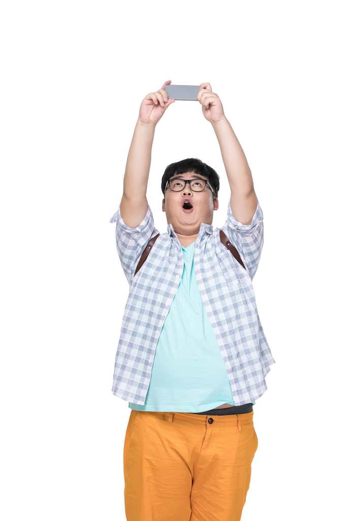 肥胖青年男子拿着手机