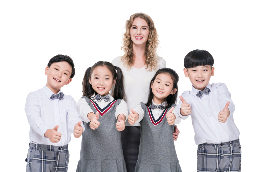 女外教指导小学生学习