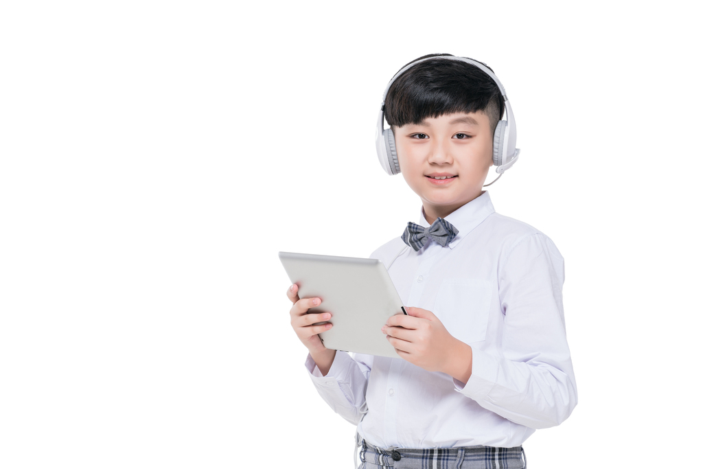 快乐的小学生使用平板电脑图片