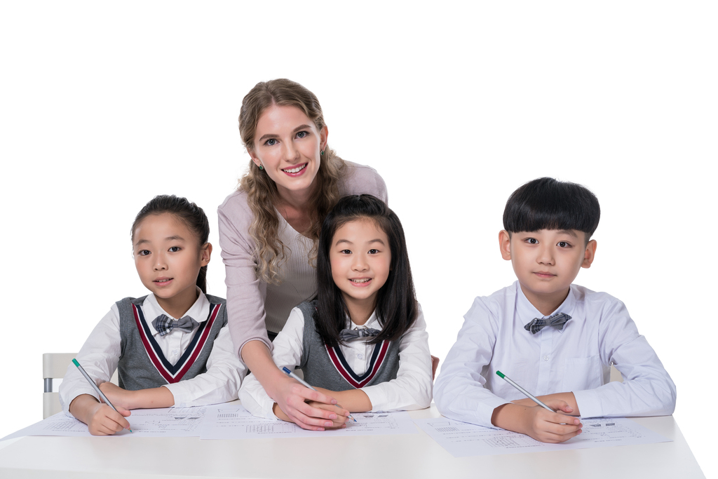 女外教指导小学生学习