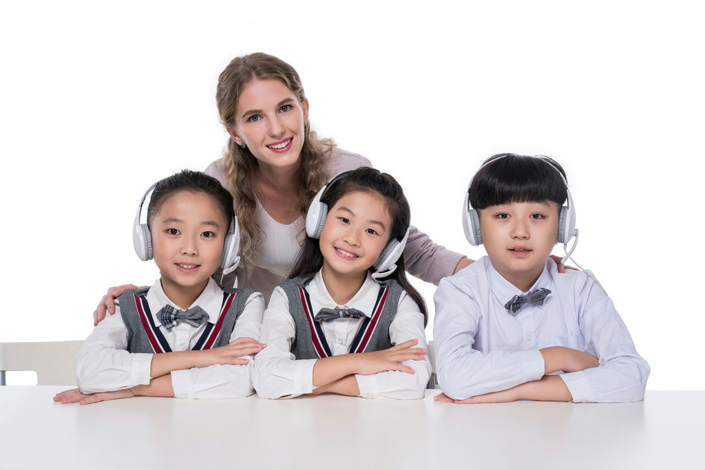 女外教指导小学生学习图片