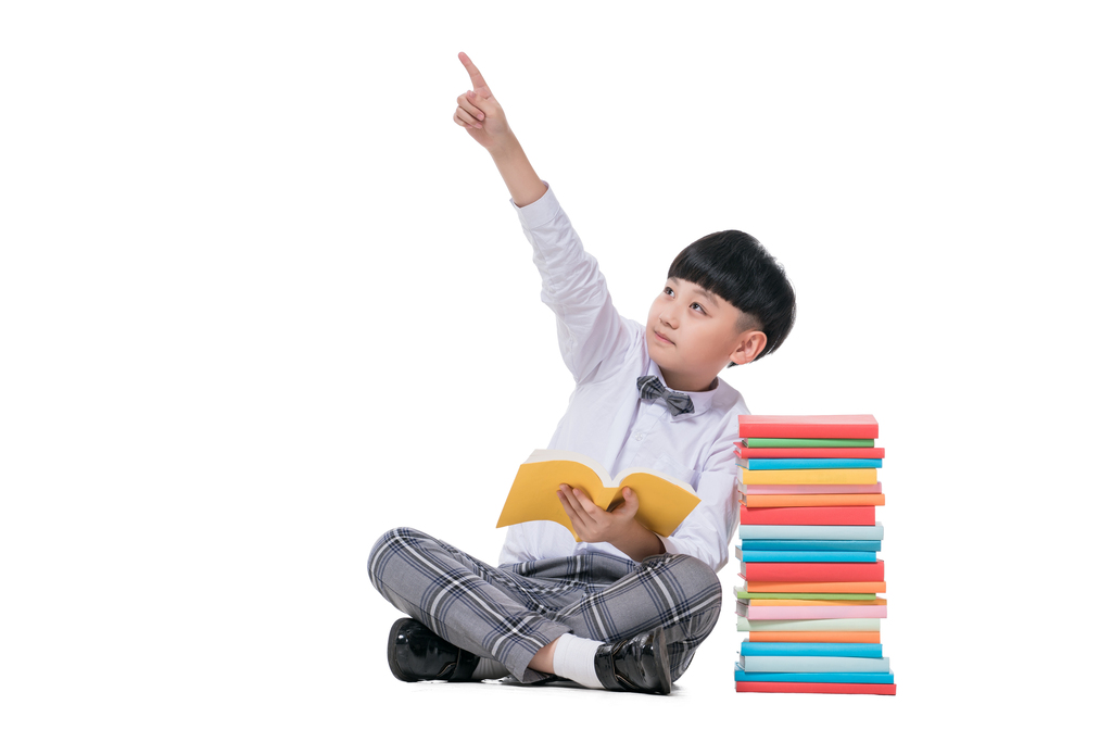 快乐的小学生和书图片
