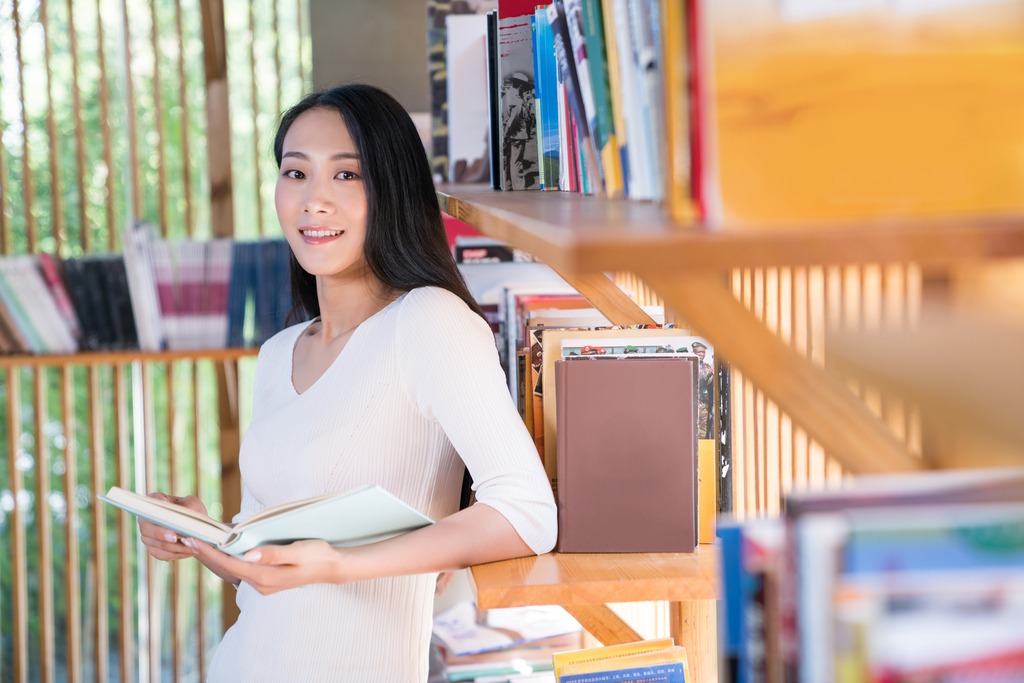 年轻女子在书店看书图片