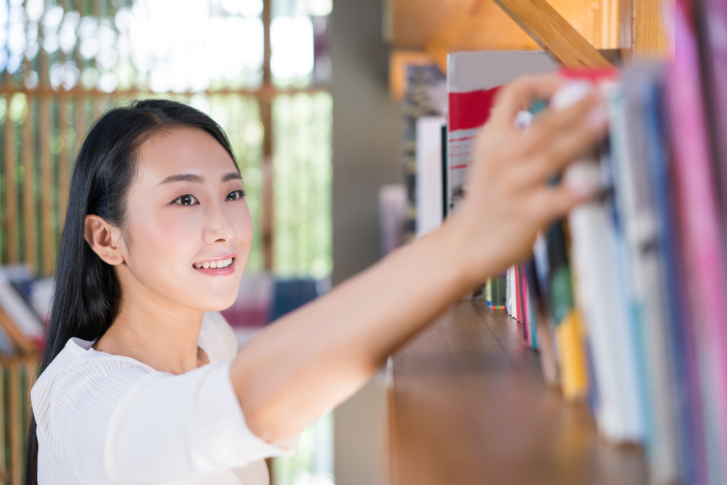 年轻女子在书店看书图片