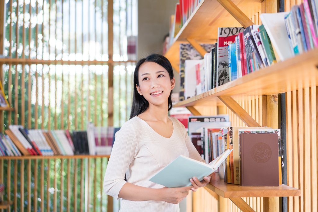 年轻女子在书店看书