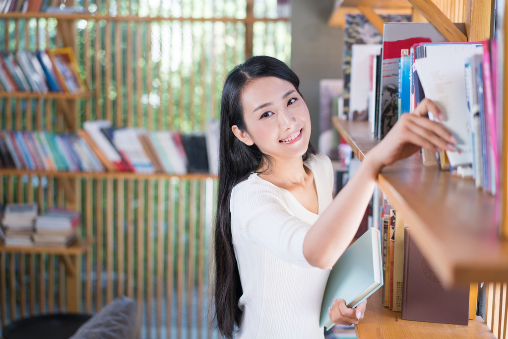 年轻女子在书店看书图片