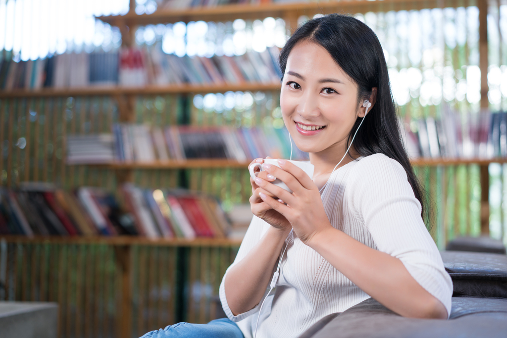 年轻女子的悠闲时光图片