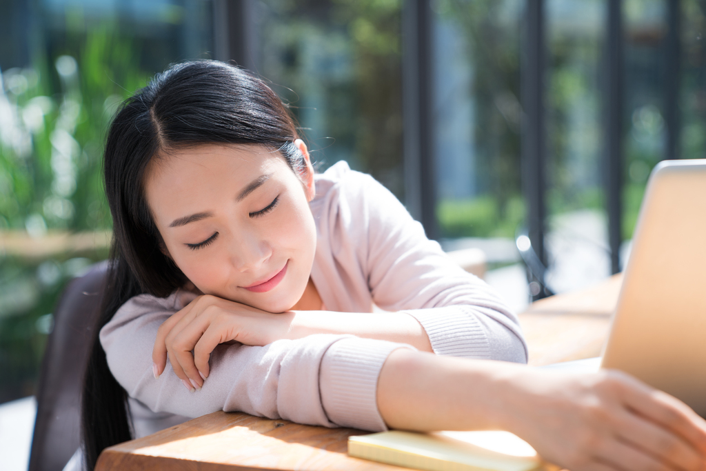 年轻女子使用电脑