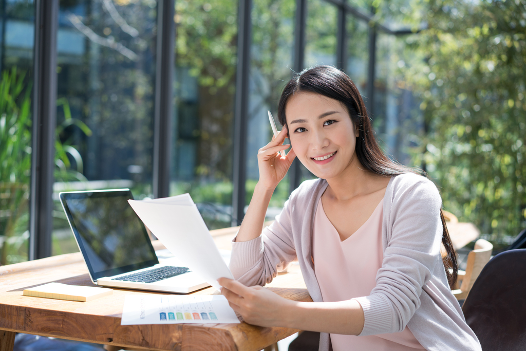 年轻女子使用电脑图片