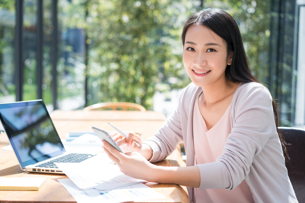 年轻女子使用电脑图片