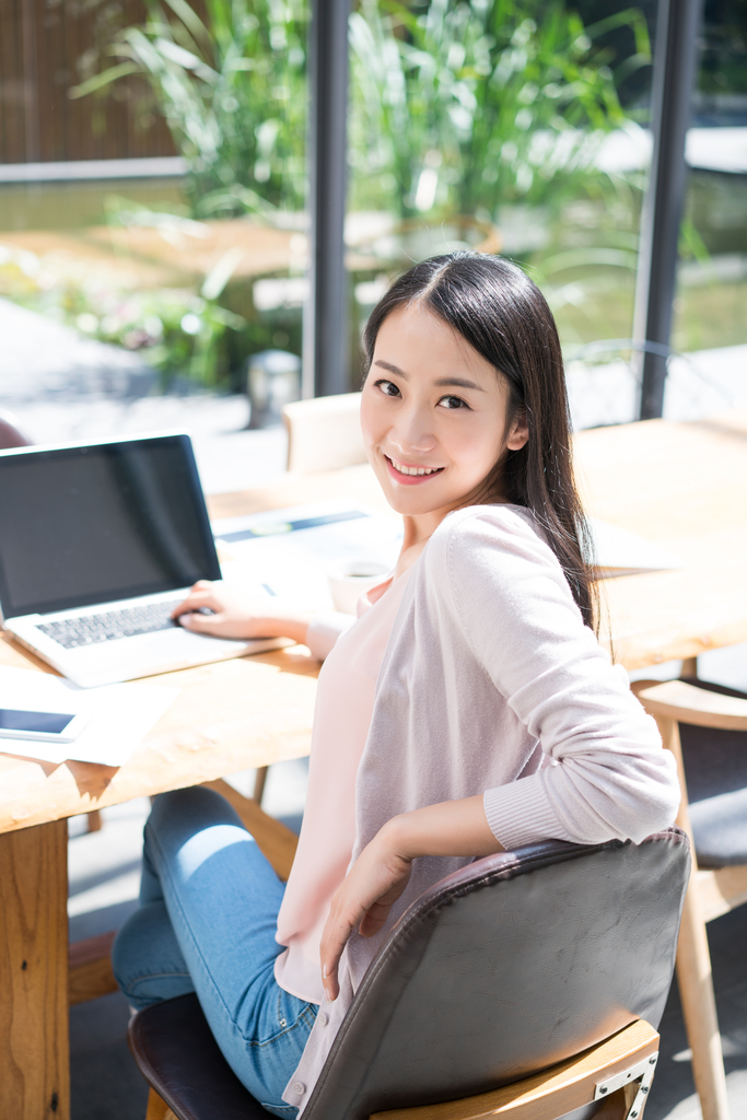 年轻女子使用电脑图片