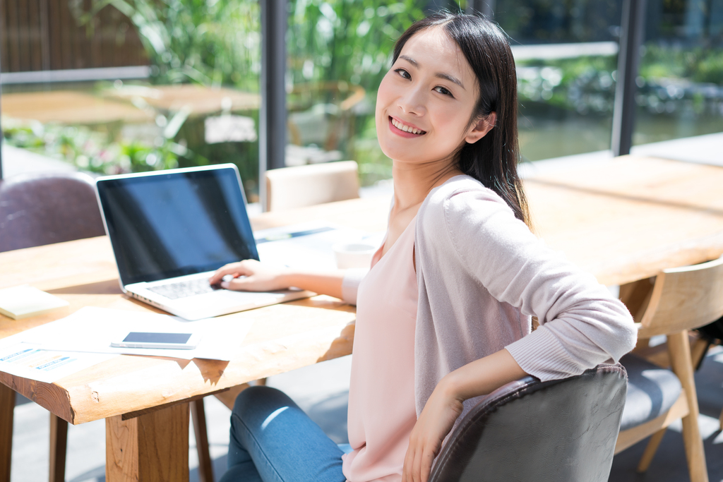 年轻女子使用电脑图片