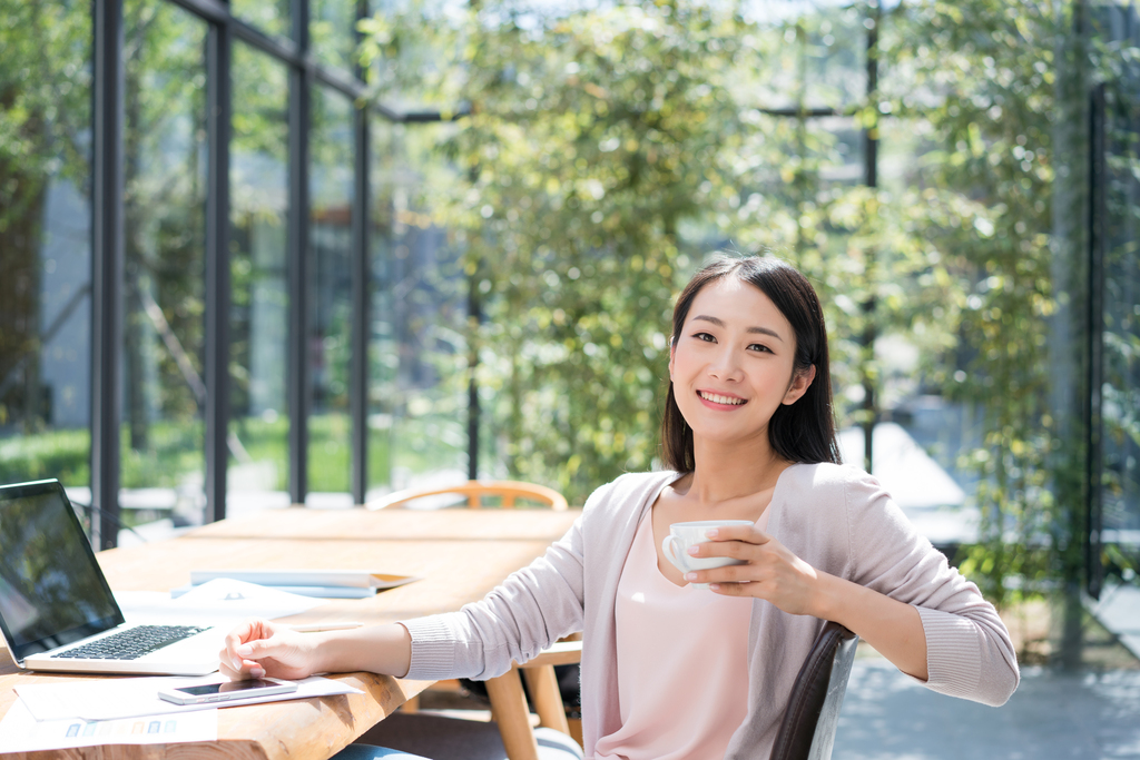 年轻女子使用电脑