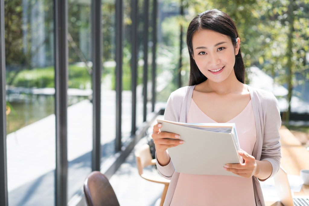 年轻女子手拿文件图片