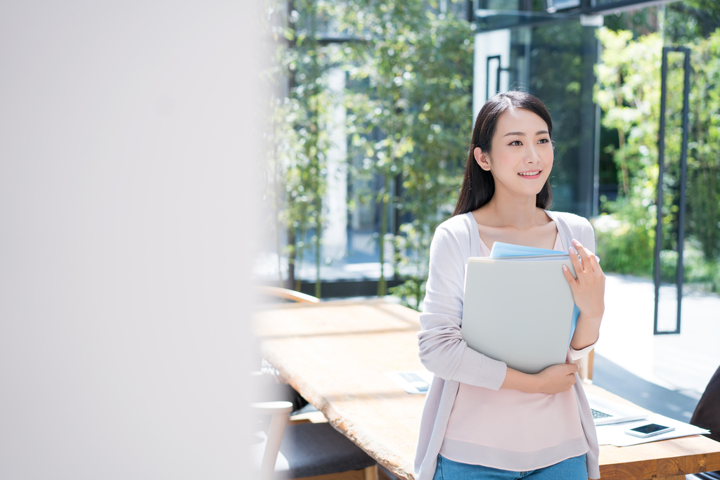 年轻女子手拿文件