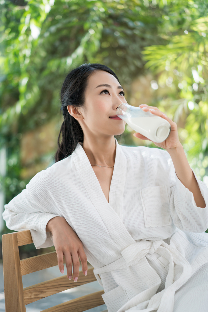 穿着浴袍的年轻女子图片