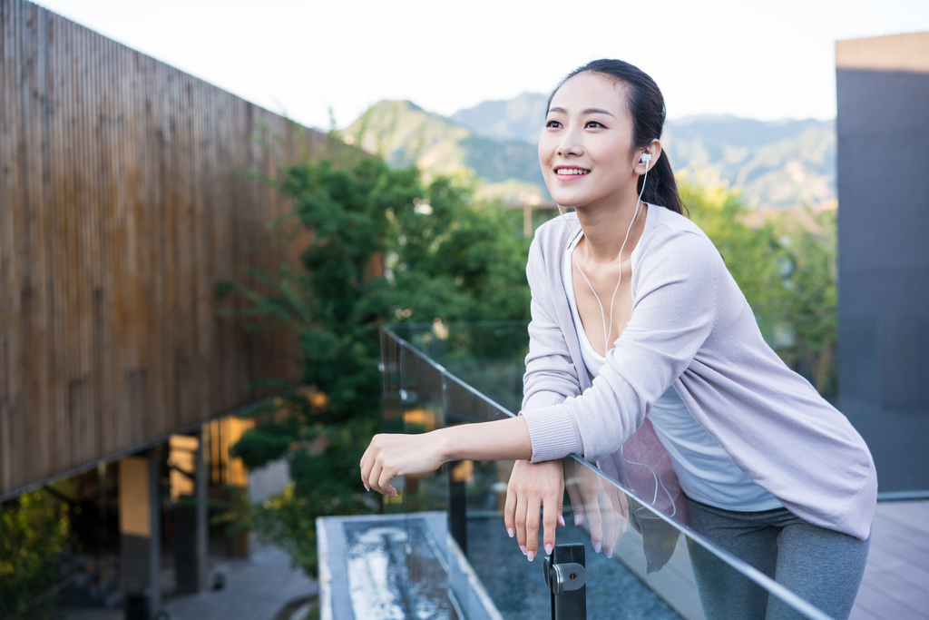 年轻女子听音乐图片