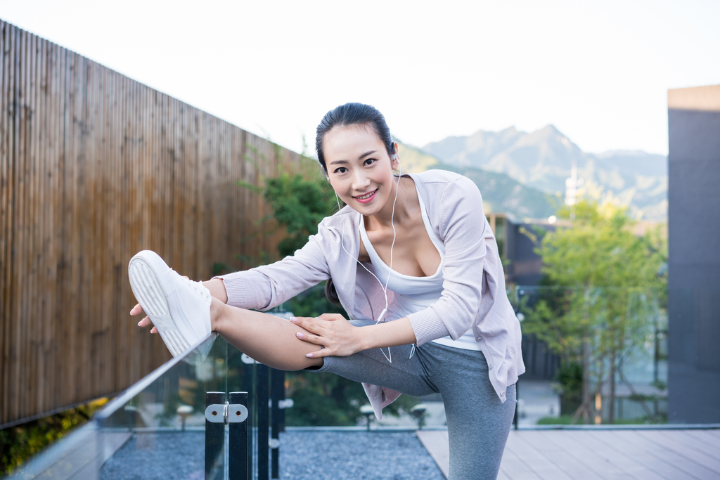 年轻女子一边锻炼一边听音乐