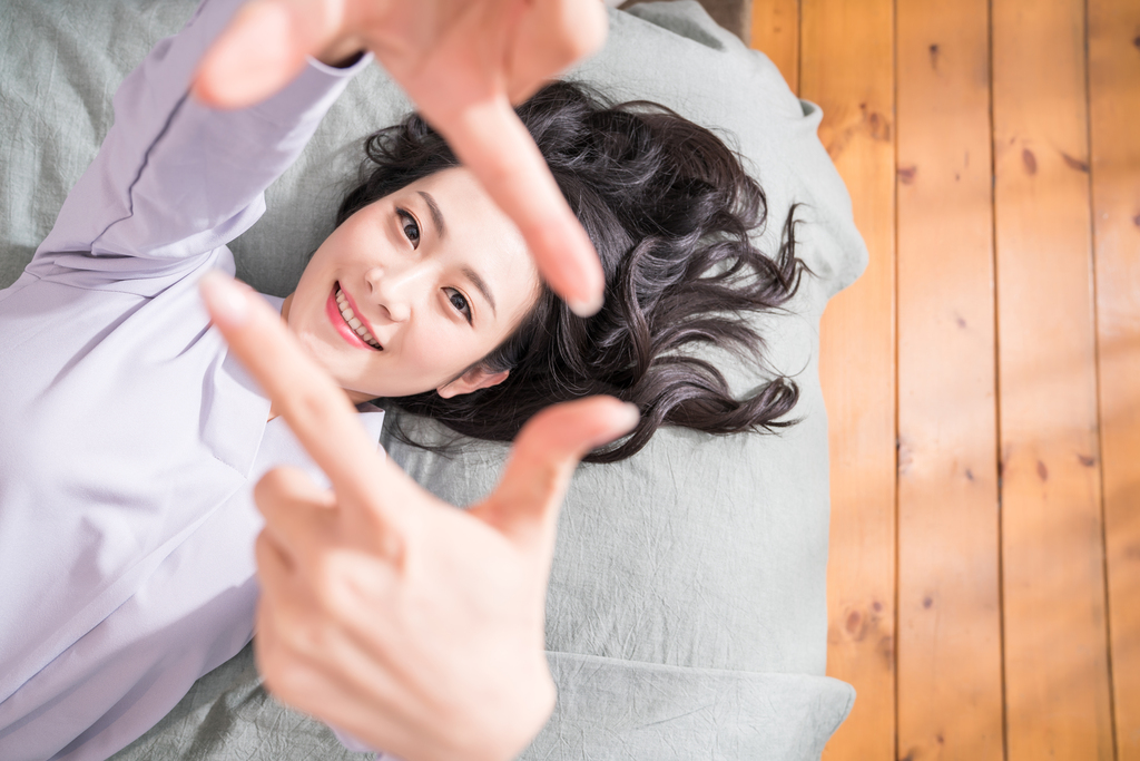 年轻女子躺在床上图片