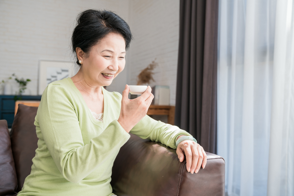 一个老年女人在喝茶图片